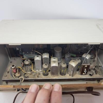 VINTAGE COUNTER TOP RADIO - DOES WORK