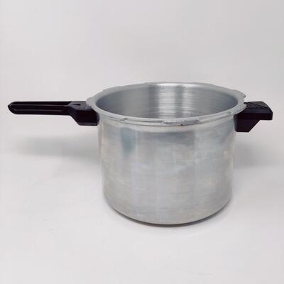 PRESTO PRESSURE COOKER