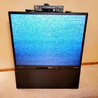 TOSHIBA BIG SCREEN TELEVISION W/ GOOD SOUND