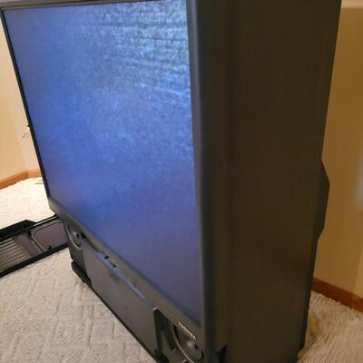 TOSHIBA BIG SCREEN TELEVISION W/ GOOD SOUND