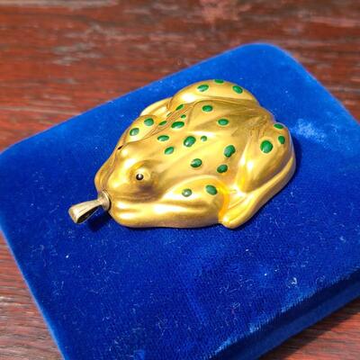 Lot 159: New Vintage Boehm Frog Pendant