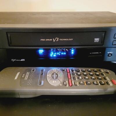 TOSHIBA WORKING VCR PLAYER w/ remote