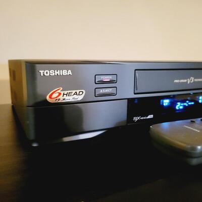 TOSHIBA WORKING VCR PLAYER w/ remote