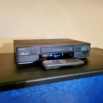 TOSHIBA WORKING VCR PLAYER w/ remote