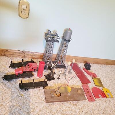 VINTAGE TRAIN BUILDINGS AND ACCESSORIES
