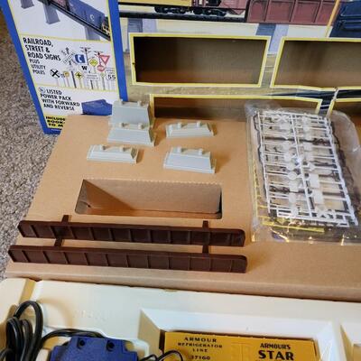 BLAZING RAILS HO ELECTRIC TRAIN SET (NO TRACKS)