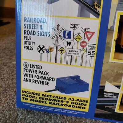 BLAZING RAILS HO ELECTRIC TRAIN SET (NO TRACKS)