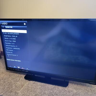 31 IN VIZIO FLAT SCREEN TV W/ WIFI