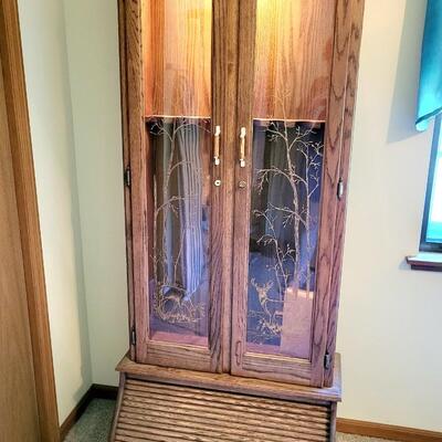BEAUTIFUL GLASS FRONT LOCKING GUN CABINET