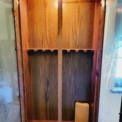 BEAUTIFUL GLASS FRONT LOCKING GUN CABINET