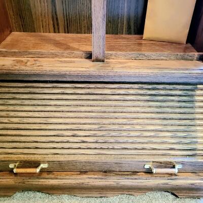 BEAUTIFUL GLASS FRONT LOCKING GUN CABINET
