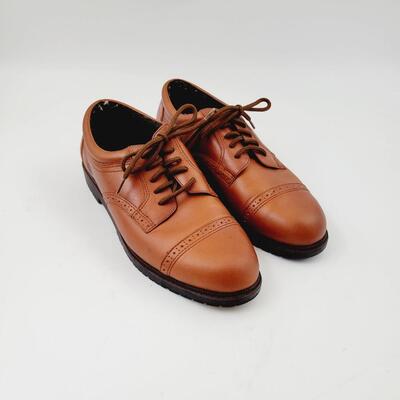 DOCKERS LEATHER SHOES - MENS SIZE 9.5