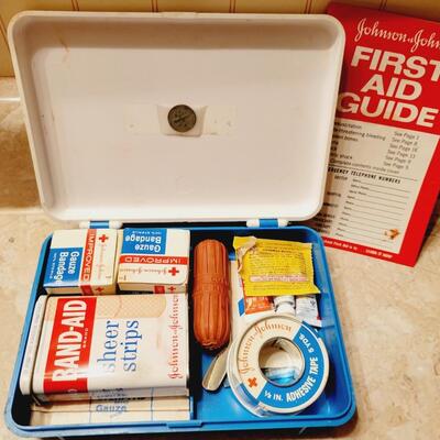 JOHNSON & JOHNSON 1ST AID KIT