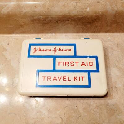JOHNSON & JOHNSON 1ST AID KIT