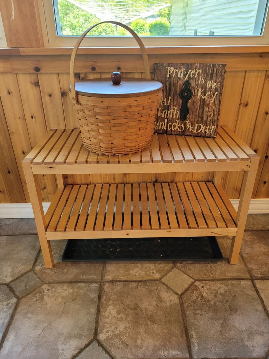 Nice small bench with Basket and Art