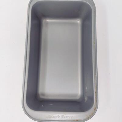 ASSORTMENT OF METAL BAKING PANS BUNDLE
