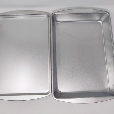 ASSORTMENT OF METAL BAKING PANS BUNDLE