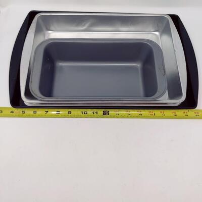 ASSORTMENT OF METAL BAKING PANS BUNDLE