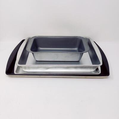 ASSORTMENT OF METAL BAKING PANS BUNDLE