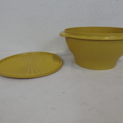 Vintage Tupperware 10" Salad Bowl with Lid, Harvest Gold #880-6. Melting Damage