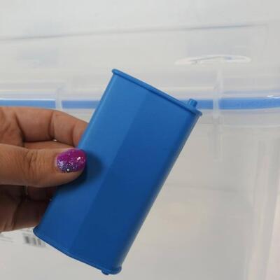Sterilite 54 qt Gasket Box. One Handle Broken