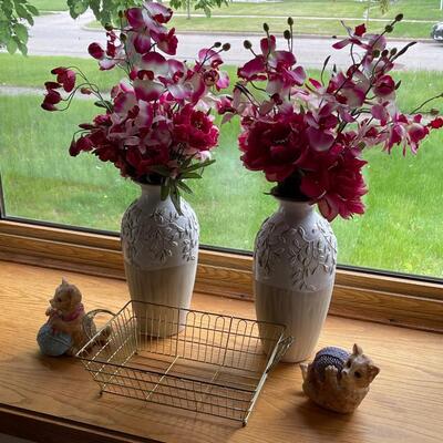 L1-Vases with flowers, metal basket and cat figurines