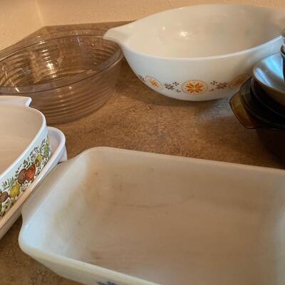 K7 Pyrex, corning ware, fire king, glass bake, and other miscellaneous kitchen items.