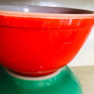 1940s PYREX Primary Colors Nesting Bowl set