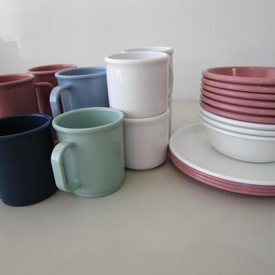 #25 Rubbermaid dishes and cups