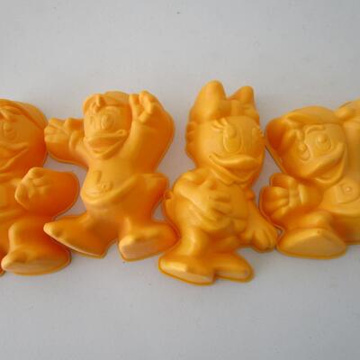 #29 Disney 4 Duck Jello molds