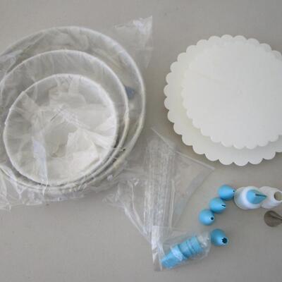 #34 3 tiered cake pans with tiered plates and 10 decorative tips