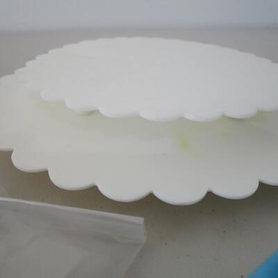 #34 3 tiered cake pans with tiered plates and 10 decorative tips