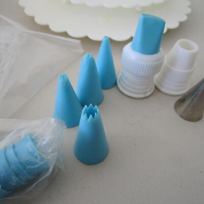 #34 3 tiered cake pans with tiered plates and 10 decorative tips