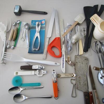 #40 Misc utensils and measuring cups