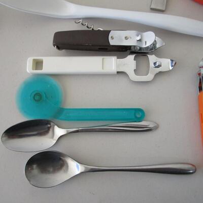 #40 Misc utensils and measuring cups