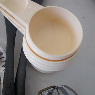 #40 Misc utensils and measuring cups