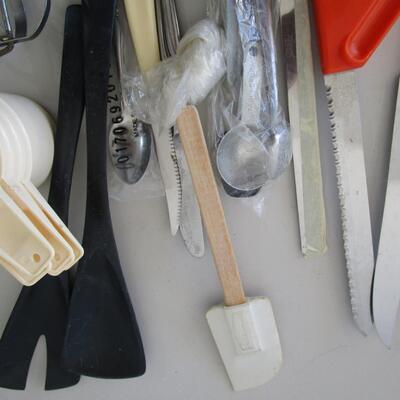 #40 Misc utensils and measuring cups