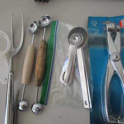 #40 Misc utensils and measuring cups