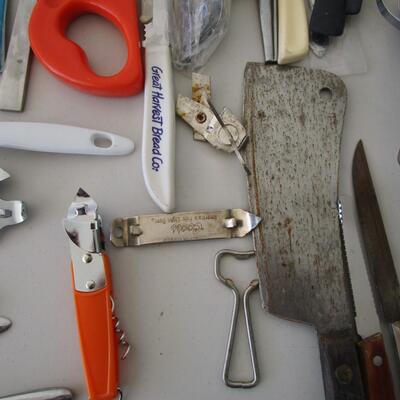 #40 Misc utensils and measuring cups