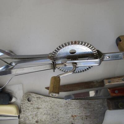 #40 Misc utensils and measuring cups