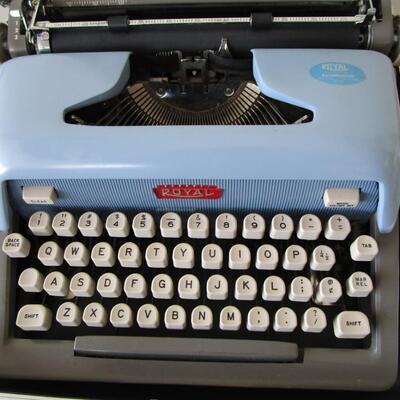 #55 Vintage Royal Futura 800 portable manuel typewriter