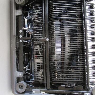 #55 Vintage Royal Futura 800 portable manuel typewriter
