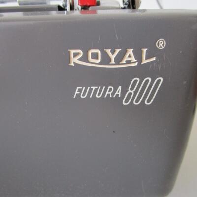 #55 Vintage Royal Futura 800 portable manuel typewriter