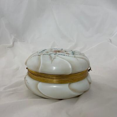 .115. Large Wave Crest Covered Box | c. 1890