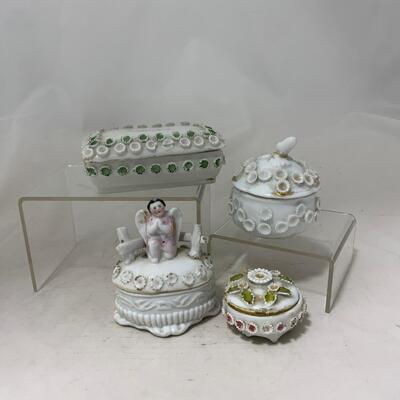 .209. Four Porcelain Trinket Boxes | c. 1860
