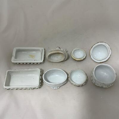 .209. Four Porcelain Trinket Boxes | c. 1860