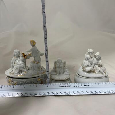 .211. Three Porcelain Trinket Boxes | c. 1860