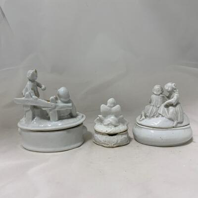 .211. Three Porcelain Trinket Boxes | c. 1860