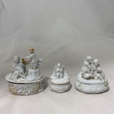 .211. Three Porcelain Trinket Boxes | c. 1860
