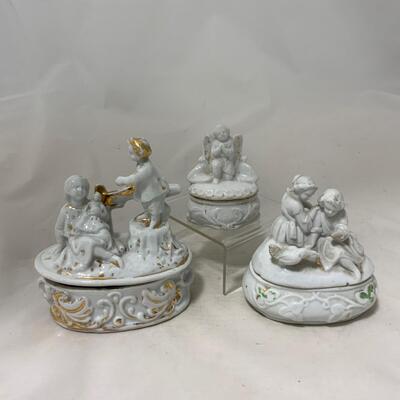 .211. Three Porcelain Trinket Boxes | c. 1860